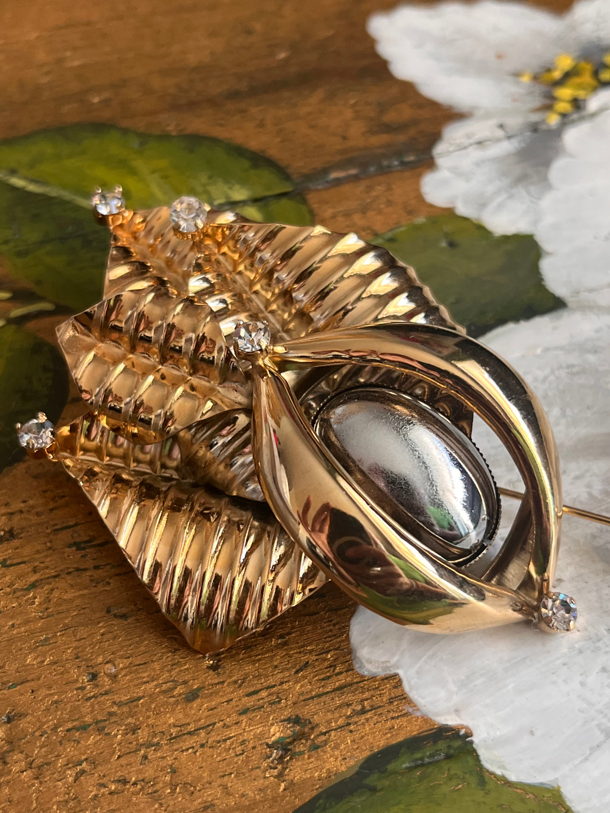 Spilla vintage scultorea con foglie dorate e strass cristallo
