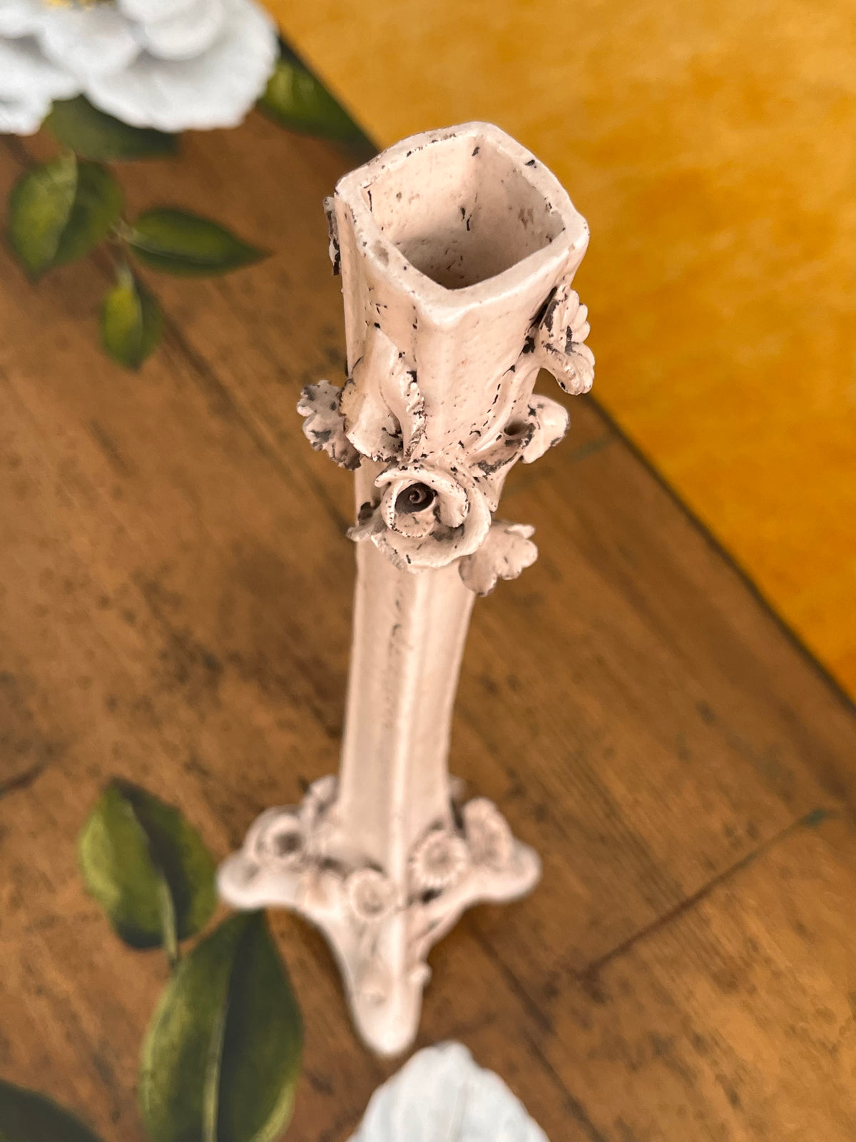 Vaso anni '40 in ceramica con fiori e foglie
decorative