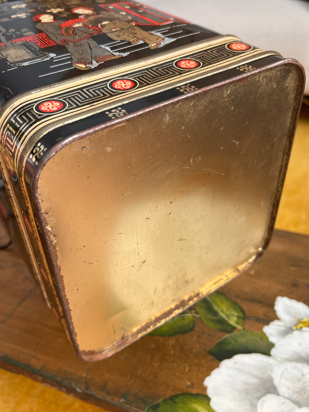 Vintage tea box with Chinese imagery