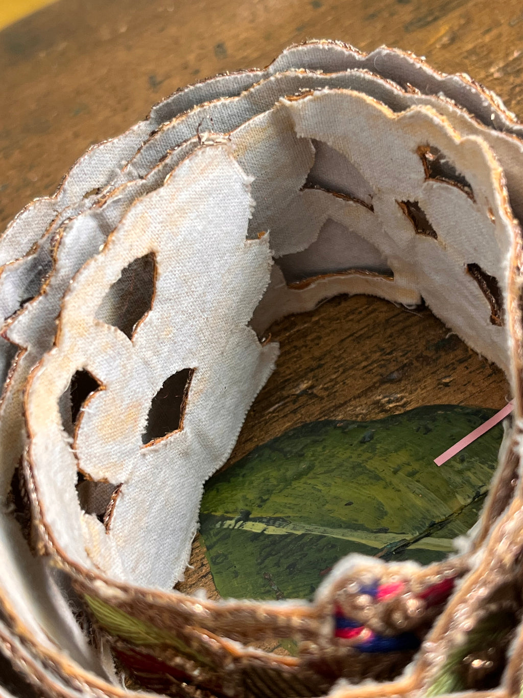 Passamaneria antica ricamata con più fili colorati e piccole perline
