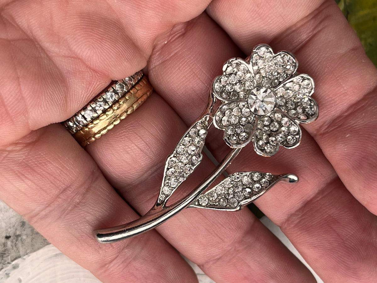 Spilla vintage a forma di fiore con strass su base color argento