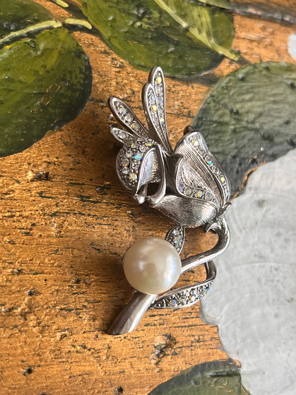 Spilla fiore argentato con perla decorativa e strass