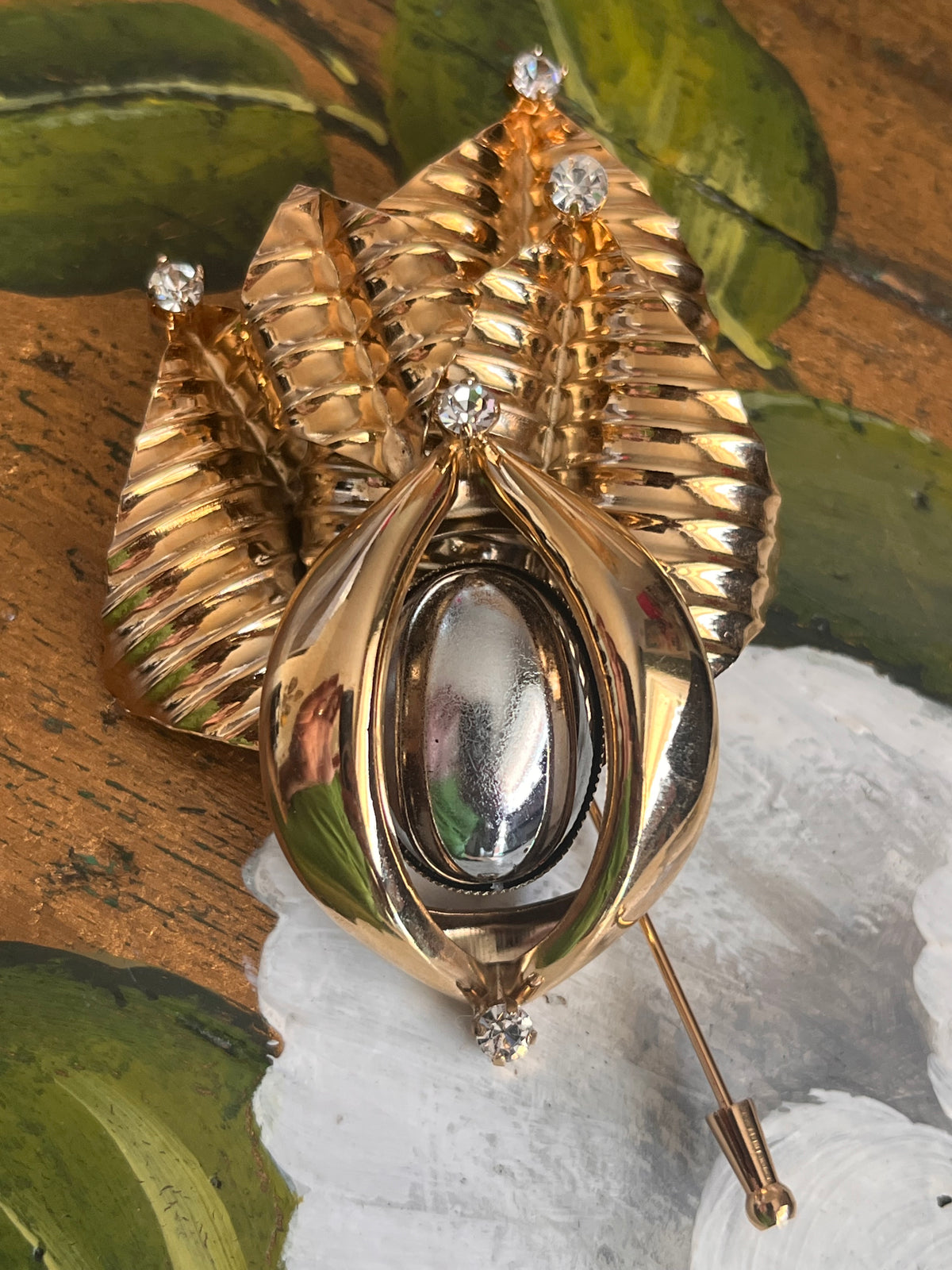 Spilla vintage scultorea con foglie dorate e strass cristallo