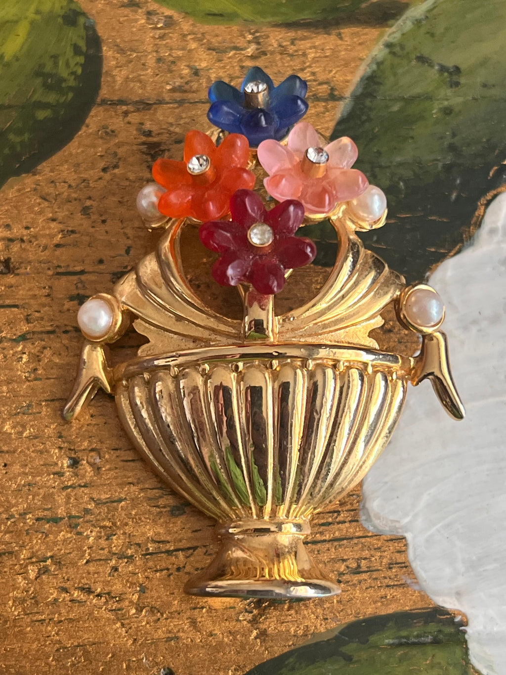 Spilla vintage vaso fiorito multicolore con perle su base color oro