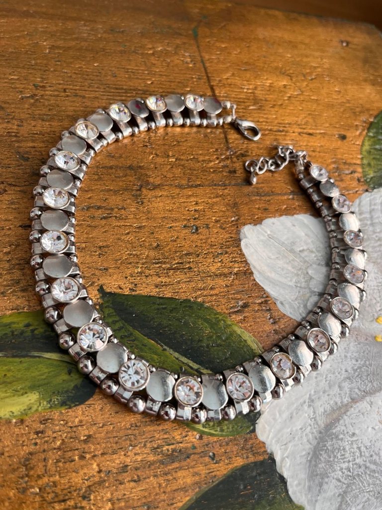 Collana girocollo argentata con fila di strass e elementi ovali lucidi